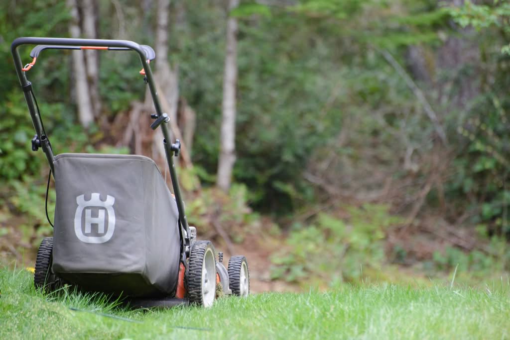 Finding a Cheap Grass Cutting Service Near Me Without the Guesswork 2 mower blade cutting height comparison for a healthy Ocala lawn